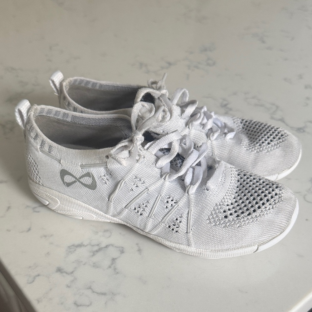 NFINITY Flyte white girls cheer shoes size 1